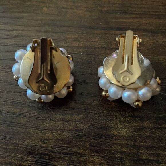 VNT Baroque Faux  Pearls Clip on Earrings/ Excellent - Picture 3 of 4